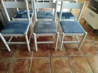 Sillas de madera con tapizado de tela