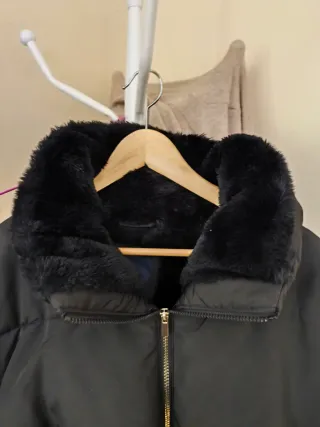 Chaqueta de pelo negro mujer, buen conservado.