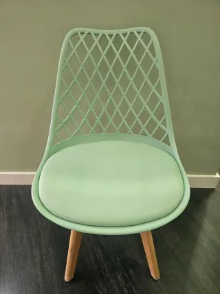 Silla moderna polipropileno y madera