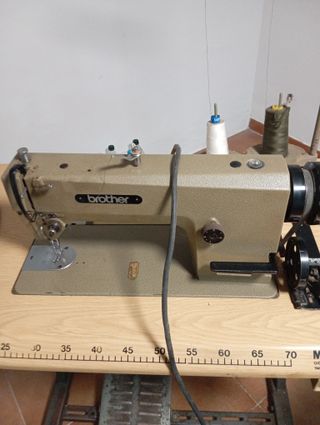 máquinas de coser plana y otra owerlook.