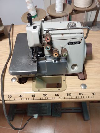 máquinas de coser plana y otra owerlook.