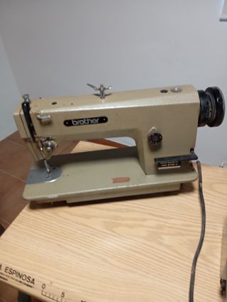 máquinas de coser plana y otra owerlook.