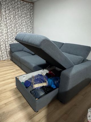 Sofá modular gris extensible con arcón