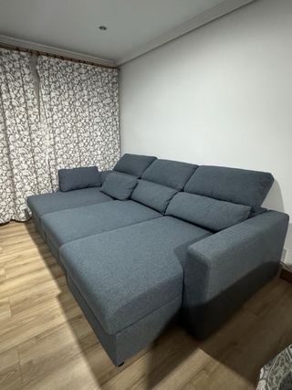 Sofá modular gris extensible con arcón