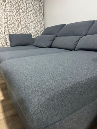Sofá modular gris extensible con arcón