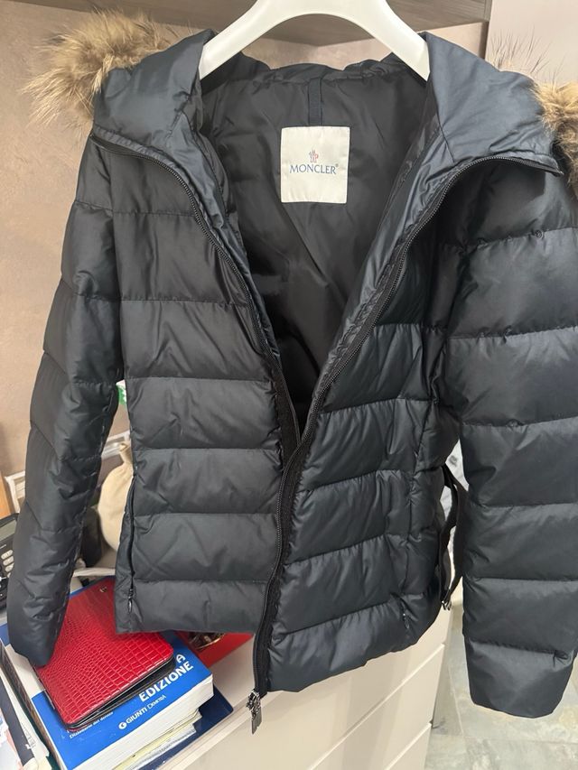 Piumino Moncler nero con cappuccio