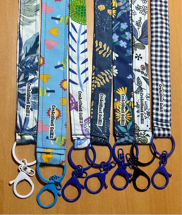 Lanyards variados con diseños azules