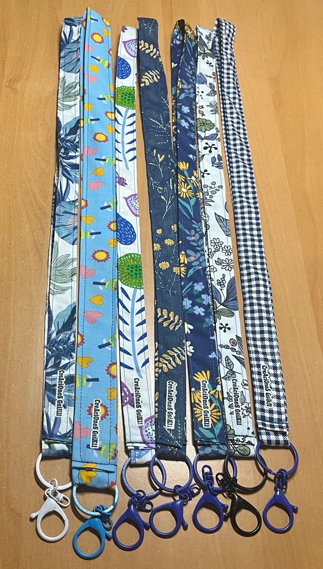 Lanyards variados con diseños azules