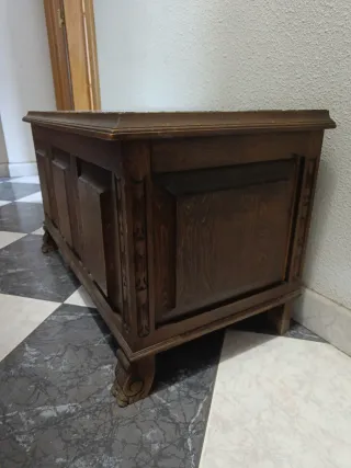 Aparador de madera con tapa de mármol