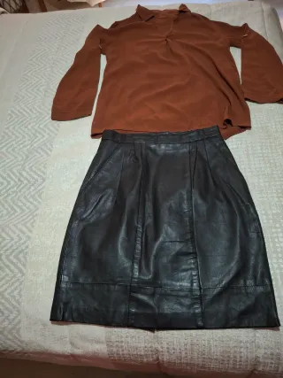 Falda de piel negra y regalo camisa marrón