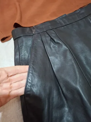 Falda de piel negra y regalo camisa marrón