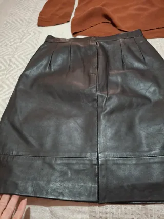 Falda de piel negra y regalo camisa marrón