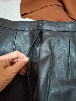 Falda de piel negra y regalo camisa marrón