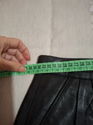 Falda de piel negra y regalo camisa marrón