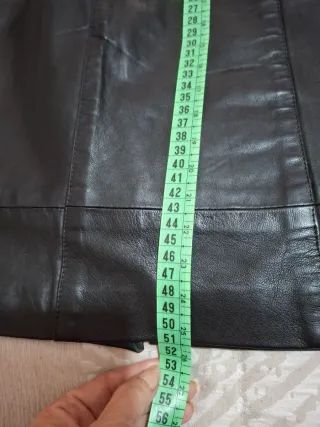 Falda de piel negra y regalo camisa marrón