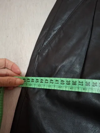 Falda de piel negra y regalo camisa marrón