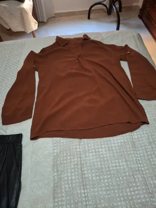 Falda de piel negra y regalo camisa marrón