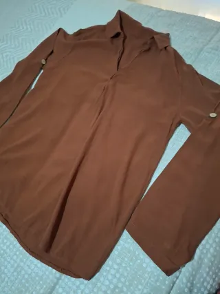 Falda de piel negra y regalo camisa marrón