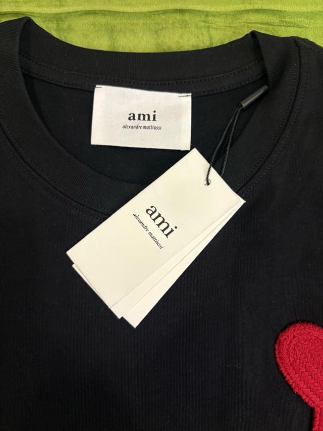 Camiseta Ami Paris Negra Corazón Rojo