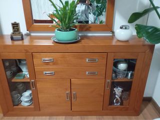 Aparador de madera  y cristal