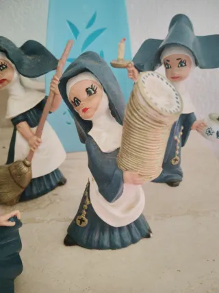 Figuras de monjas decorativas