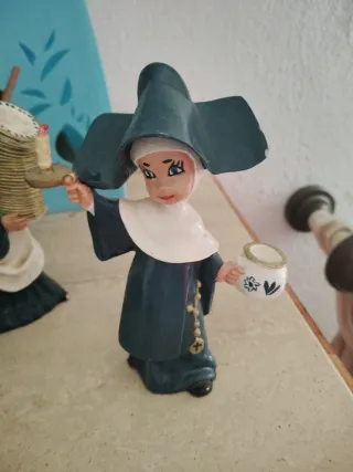 Figuras de monjas decorativas
