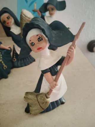 Figuras de monjas decorativas