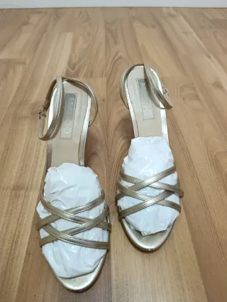 Sandalias tacón tiras doradas