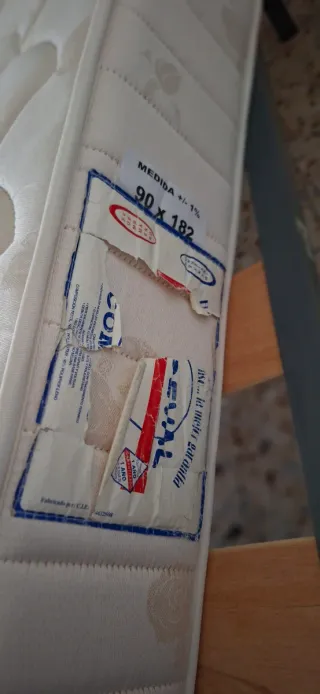 Somier con patas y Colchón de 90cm.