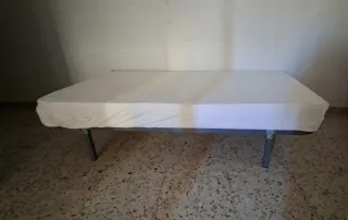 Somier con patas y Colchón de 90cm.