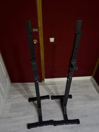 Rack ajustable para barra de pesas.