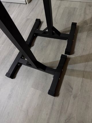 Rack ajustable para barra de pesas.