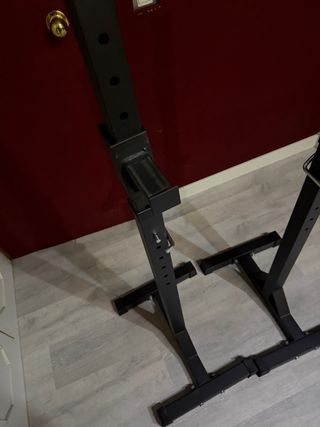 Rack ajustable para barra de pesas.