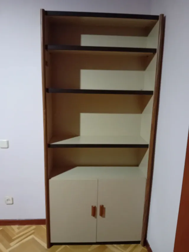 Estantería con cajones beige y marrón