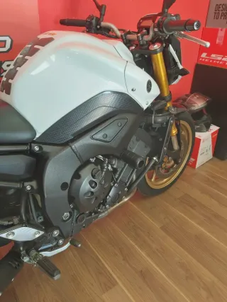 Yamaha FZ8 Blanca y Negra