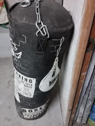 Saco de boxeo negro Con 2 guantes rojos