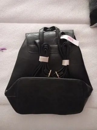 Mochila negra mujer sin estrenar.