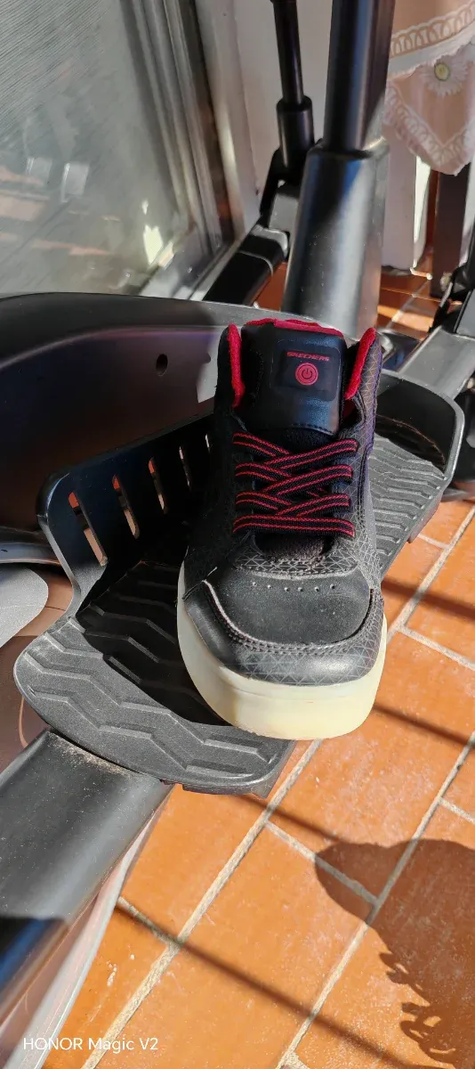 Zapatillas Skechers Niño Negras y Rojas