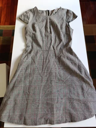Vestido de cuadros gris y rojo