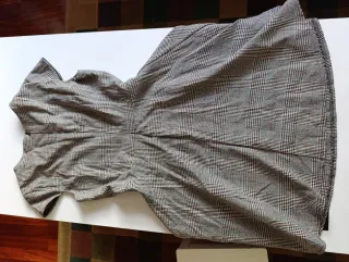 Vestido de cuadros gris y rojo