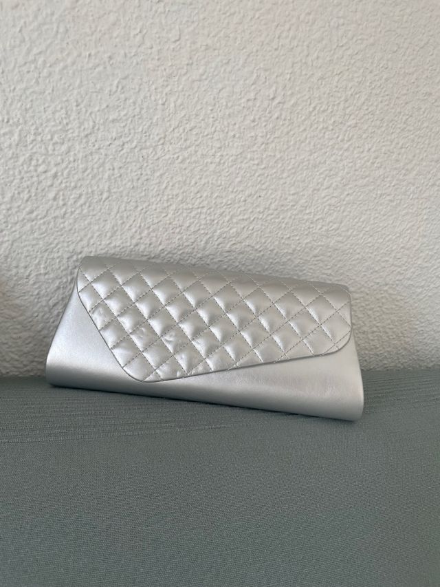 Cartera de mano plateada acolchada