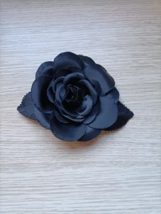 Flor negra de tela para ropa
