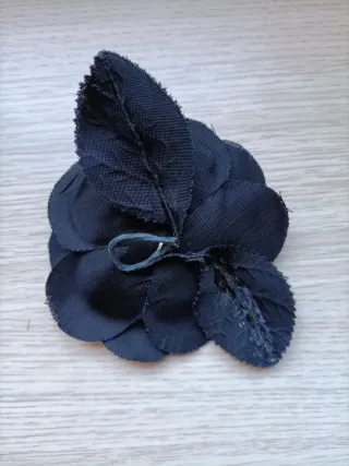 Flor negra de tela para ropa