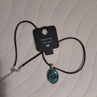 Collar artesanal con colgante ovalado