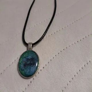 Collar artesanal con colgante ovalado