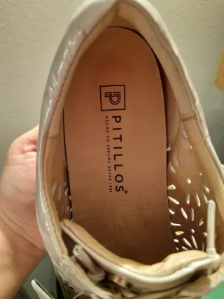 Zapatos Pitillos Beige/Plata con Diseño Floral