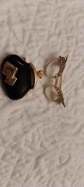 Broches vintage negros y dorados