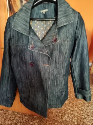 Chaqueta vaquera es azul por la luz