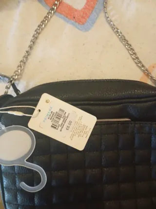 Bolso negro acolchado con cadena