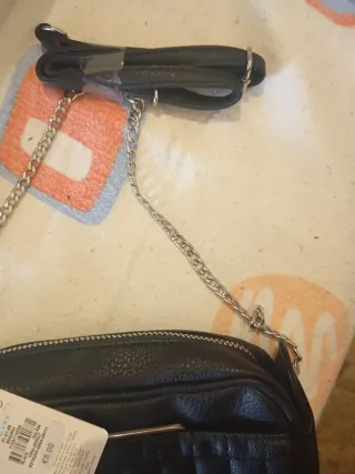 Bolso negro acolchado con cadena